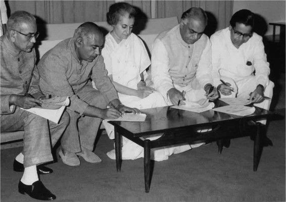 (लेफ्ट टू राइट) महाराष्ट्र के सीएम वीपी नायक, गुजरात सीएम घनश्याम ओझा, राजस्थान सीएम बरकतुल्लाह खान और एमपी के सीएम पीसी सेठी.(Courtesy Indira Gandhi: A Life in Nature)