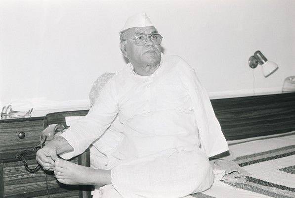 हरिदेव जोशी तीन बार सीएम रहे लेकिन कभी पांच साल पूरे नहीं कर सके.