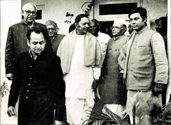 चुनाव कार्यसमिति की बैठक से बाहर निकलते हरिदेव जोशी, अशोक गहलोत और दूसरे नेता.