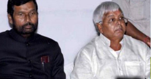 मधुबनी में प्रशांत की हत्या के खिलाफ सड़क पर उतरे राम विलास पासवान और लालू यादव को पुलिस ने गिरफ्तार कर लिया था.