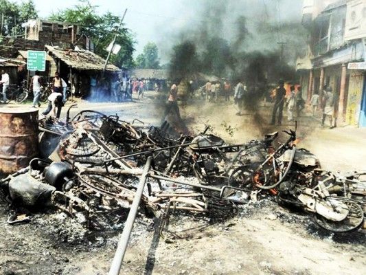 कई दिनों की हिंसा और तीन लोगों की मौत के बाद इस प्रेम कहानी का नाकाम अंत हुआ