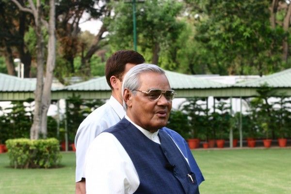 अटल बिहारी वाजपेयी ने सखलेचा को सलाह दी थी कि वो समाजवादियों को होशियारी से निपटाएं. सखलेचा ने कोशिश भी की, लेकिन वो लंबे वक्त तक ऐसा नहीं कर पाए.