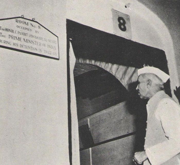 ये हैं नेहरू, अहमदनगर फोर्ट जेल में. 