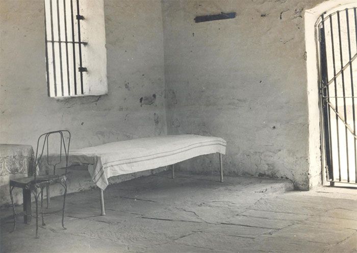 अल्मोड़ा जेल में नेहरू की कोठरी. तस्वीर में दिख रहा बिस्तर, मेज और कुर्सी वही हैं जिनका इस्तेमाल नेहरू ने किया था. नेहरू जब जेल में बंद होते थे, तो बहुत ज्यादा पढ़ते-लिखते थे (फोटो: नेहरू मेमोरियल म्यूजियम ऐंड लाइब्रेरी)