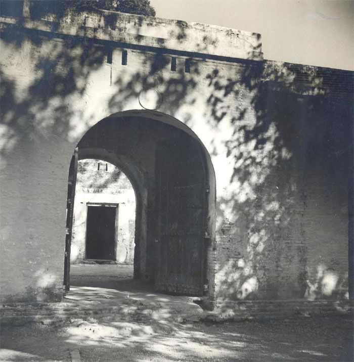 ये देहरादून जेल है. यहीं पर कैद रहते हुए नेहरू ने अपनी बेटी इंदिरा को वो चिट्ठियां लिखनी शुरू कीं, जो आगे जाकर 'ग्लिप्सेज़ ऑफ वर्ल्ड हिस्ट्री' नाम से प्रकाशित हुईं. ये काम अधूरा रह गया था. अगली बार जब नेहरू जेल लौटे, तब जाकर उन्होंने इसका काम पूरा किया (फोटो: नेहरू मेमोरियल म्यूजियम ऐंड लाइब्रेरी)