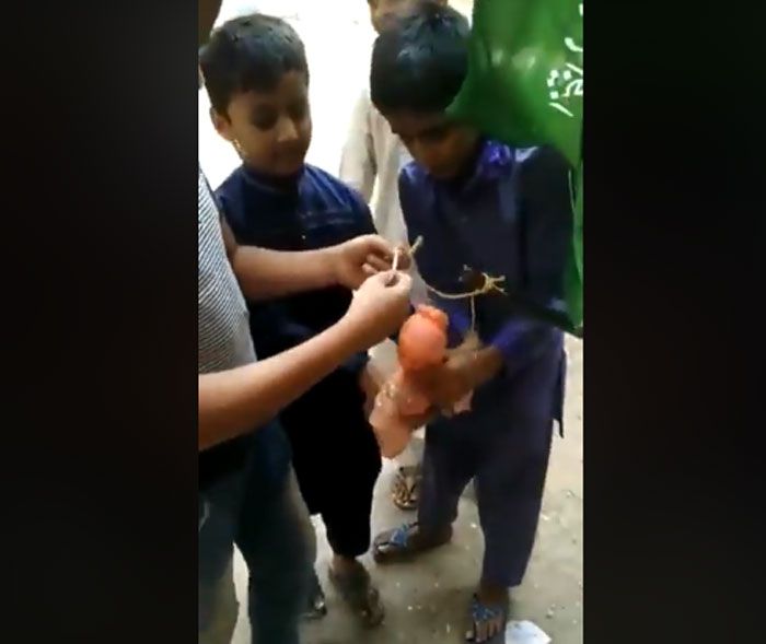 जैसे बच्चे डॉक्टर-डॉक्टर, घर-घर जैसे खेल खेलते हैं, वैसे ही ये बच्चे फांसी चढ़ाने का खेल खेल रहे हैं. 