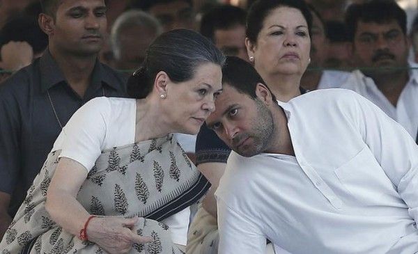 1997 के आखिर में सोनिया ने कांग्रेस की लीडरशिप संभाली. राजीव गांधी मारे गए, इसलिए वक्त से काफी पहले गुजर गए. हालात की वजह से ही सही, मगर सोनिया ने राजीव से कहीं ज्यादा वक्त दिया है पार्टी को. कहीं ज्यादा मेहनत की.