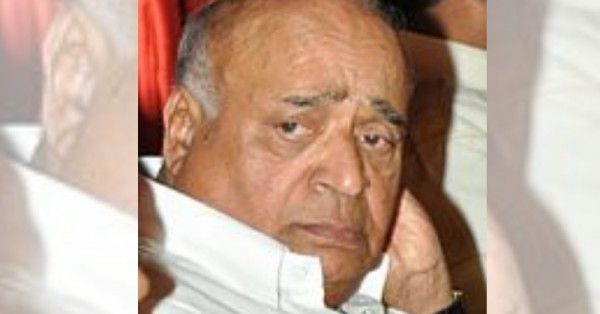 वीरेंद्र सखलेचा जब प्लेन से काठमांडू पहुंचे, तो उनके हाथ में दो अटैचियां थीं. इन अटैचियों पर खूब विवाद हुआ था.