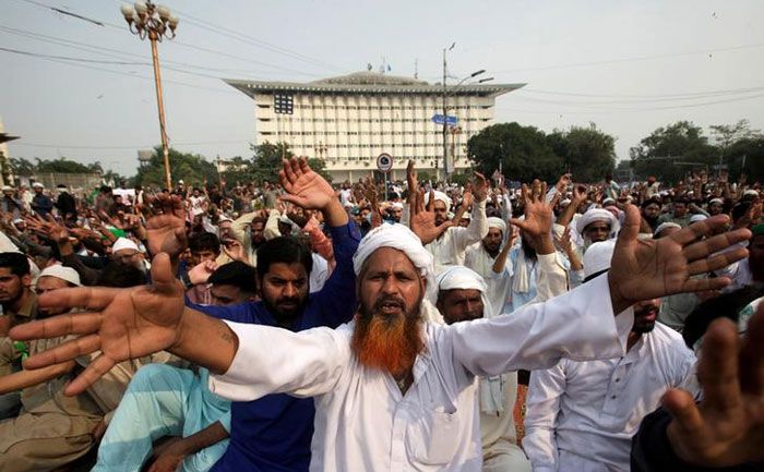 ये 'तहरीक-ए-लबाइक पाकिस्तान' (TLP) के समर्थक हैं. ये सभी आसिया बीवी की रिहाई के खिलाफ प्रदर्शन करने सड़कों पर उतरे हैं. पाकिस्तान में जगह-जगह इस तरह के प्रदर्शन हो रहे हैं (फोटो: रॉयटर्स)