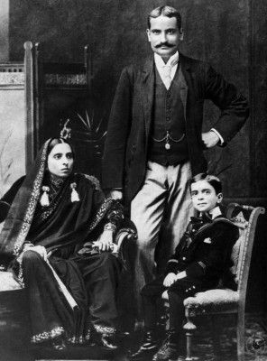 ये 1894 की तस्वीर है. दाहिनी तरफ कुर्सी पर बैठे हैं जवाहरलाल. बगल में उनकी मां स्वरूप रानी बैठी हैं. बीच में खड़े हैं पिता मोतीलाल नेहरू (फोटो: नेहरू मेमोरियल म्यूजियम ऐंड लाइब्रेरी)