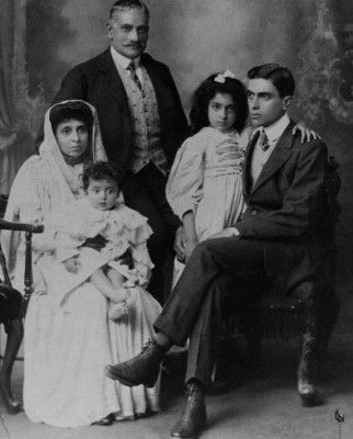 ये उस समय की तस्वीर है, जब जवाहरलाल कैम्ब्रिज में पढ़ाई कर रहे थे. मोतीलाल नेहरू उनसे मिलने वहां पहुंचे. जवाहरलाल ने जिस बच्ची को पकड़ा हुआ है, वो उनकी छोटी बहन विजयालक्ष्मी पंडित हैं (फोटो: नेहरू मेमोरियल म्यूजियम ऐंड लाइब्रेरी)