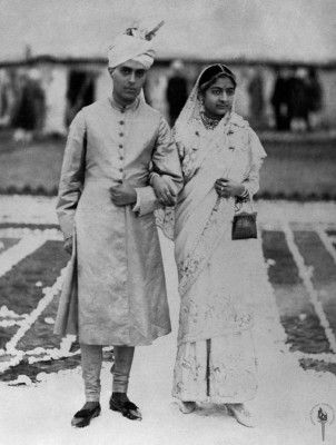 ये है जवाहरलाल नेहरू और कमला नेहरू की तस्वीर. 1916 की फोटो है ये. जवाहरलाल ने दूल्हे के कपड़े पहने हैं. कमला नेहरू दुल्हन के जोड़े में हैं. ये उनकी शादी के दिन की ही फोटो है. जहां शादी हुई, उसके ठीक बाहर ली गई थी ये तस्वीर (फोटो: नेहरू मेमोरियल म्यूजियम ऐंड लाइब्रेरी)