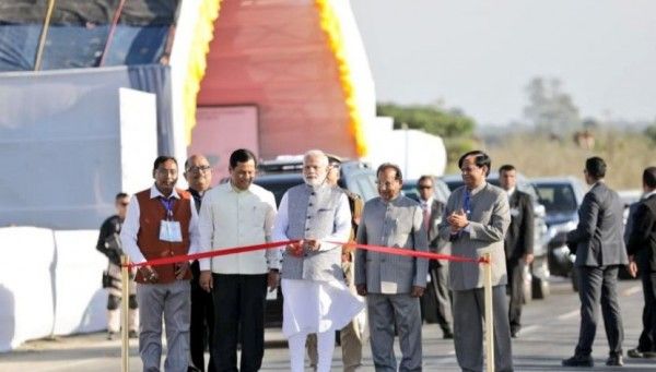 प्रधानमंत्री नरेंद्र मोदी ने पुल का उद्घाटन किया