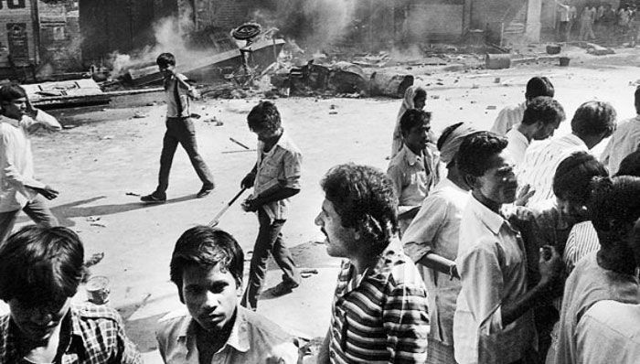 केवल दिल्ली में ही 2,700 से ज्यादा सिख मारे गए थे. ये तस्वीर 1984 के सिख दंगों के समय की ही है (फोटो: इंडिया टुडे)