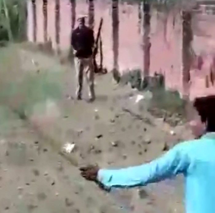 सुमित को गोली लगने के बाद खेत में ये शख्स दिखता है. ये चौकी के पीछे की जगह लग रही है. वही जगह, जहां SHO सुबोध को मारा गया. ये आदमी पुलिस की वर्दी में है. चेहरा साफ नहीं दिख रहा, मगर आवाज सुनाई देती है. भीड़ के लोग पिस्टल छीन लेने की बात कर रहे हैं. हमें पता है कि इंस्पेक्टर सुबोध की पिस्तौल छीन ली गई थी. इसके ठीक बाद उनकी हत्या हुई. 