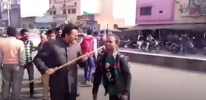 मुहम्मद मियां का डंडा बस डराने के लिए नहीं उठा. उन्होंने सामने वाले को असॉल्ट भी किया.