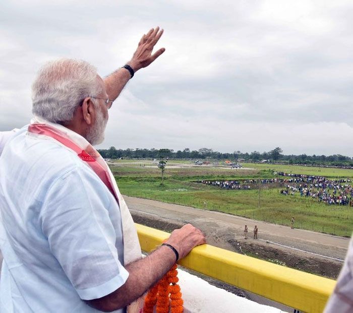 मोदी ने उद्घाटन के समय भाषण देते हुए भी वाजपेयी का जिक्र किया. कहा कि अगर 2004 में बीजेपी हारी नहीं होती, तो पुल 10 साल पहले ही बनकर तैयार हो गया होता (फोटो: narendramodi.in)