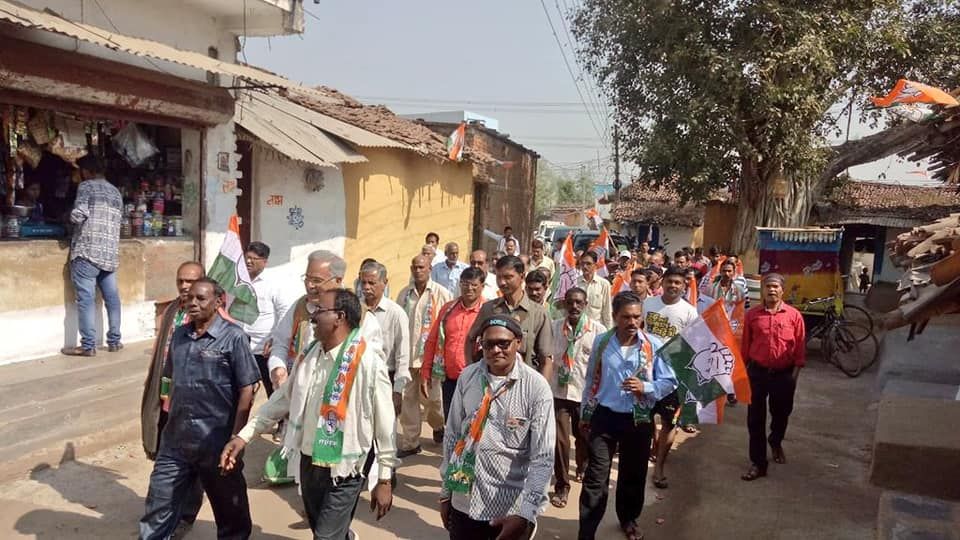 बघेल के पास जमीन पर काम करने का अनुभव था. वेंटिलेटर पर पड़ी कांग्रेस के लिए यह दवा सबसे ज्यादा असरदार साबित हुई. 