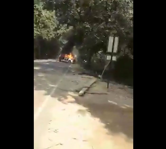 वीडियो में सड़क के दोनों ओर आग जलती दिख रही है. आग लगाकर दोनों तरफ से रास्ता ब्लॉक कर दिया है लोगों ने (फोटो: ट्विटर)