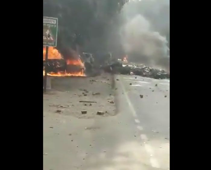 वीडियो में हमें सड़क पर ईंट-रोड़ी दिखती है. देखकर लगता है कि पत्थरबाजी हुई है. गाड़ियां भी जलती नज़र आती हैं. सड़क को दोनों तरफ से ब्लॉक किया हुआ है (फोटो: ट्विटर)