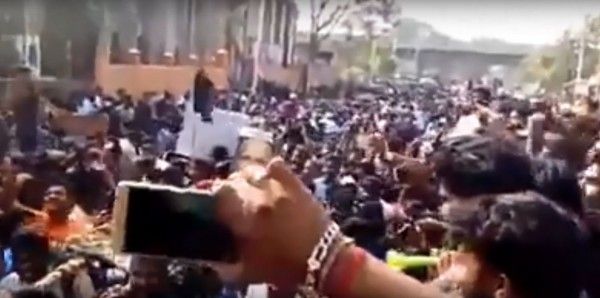 वीडियो में हमें एक हाथ नज़र आया, जिसने ब्रेसलेट पहन रखा था