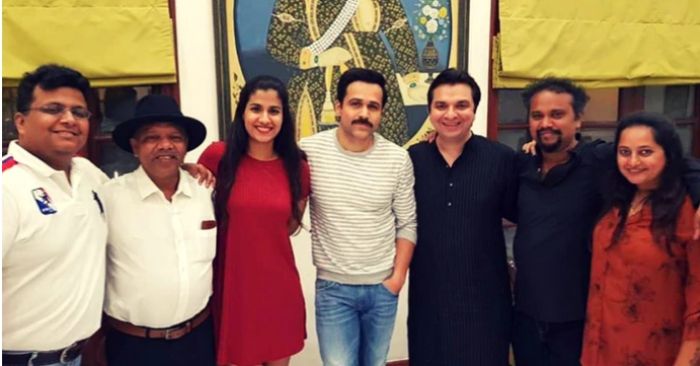 फिल्म की मेकिंग टीम के साथ उसके मुख्य किरदार. दाएं से दूसरे हैं फिल्म के डायरेक्टर सौमिक सेन.