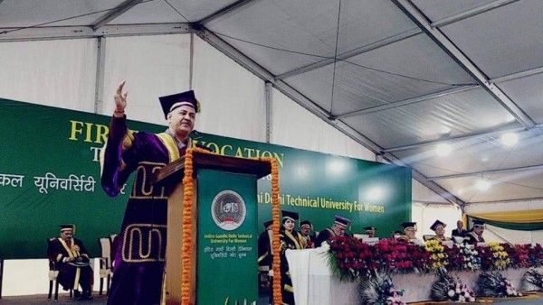 इवनिंग कोर्स के छात्रों ने ये मामला दिल्ली के शिक्षा मंत्री मनीष सिसोदिया के सामने भी उठाया था.