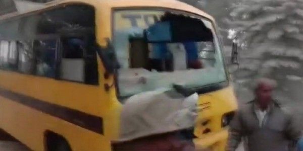 उपद्रवियों ने रास्ते से गुजर रहे वाहनों में जमकर तोड़फोड़ की.