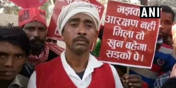 भीड़ में शामिल लोगों ने हाथ में बैनर ले रखा था. जिसमें हिंसक प्रदर्शन की चेतावनी थी.