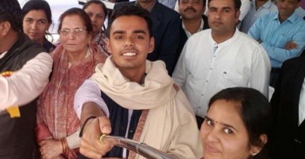 शिवराज के पुत्र कार्तिकेय, सेल्फी लेते हुए.