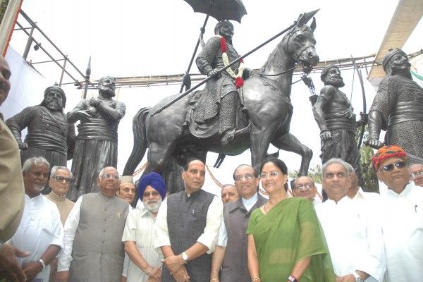 Somnath Chatterjee, Lok Sabha Speaker along with Rajnath Singh, President of Bharatiya Janata Party (BJP), Vijay Kumar Malhotra, Member of Parliament from South Delhi and BJP parliamentary party spokesman, Vasundhara Raje, Chief Minister of Rajasthan and others at the unveiling of the statue of Maharana Pratap at Parliament House in New Delhi, India