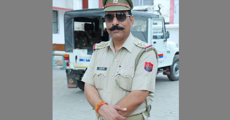 ये हैं स्याना थाना के प्रभारी सुबोध कुमार सिंह. 3 दिसंबर को सुबोध भीड़ के हाथों कत्ल कर दिए गए. ये सारा मामला कथित गोकशी की अफवाह पर शुरू हुआ. पुलिस की शुरुआती जांच के हिसाब से जो गाय के टुकड़े उस दिन महाव गांव में मिले, वो ताज़ा कटी गाय के नहीं थे. पुराने थे.