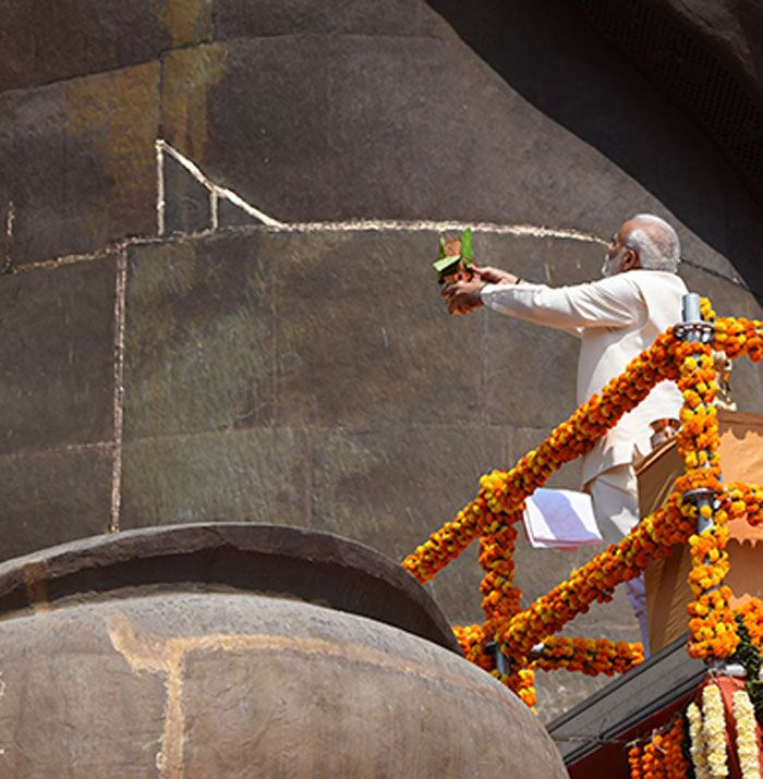 ये एकदम पास का शॉट है. इन्हीं लकीरों को लोग मूर्ति में आई दरार बता रहे हैं (फोटो: http://www.statueofunity.in/)