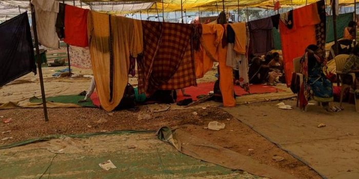 शायद महिलाओं के पास अच्छी साड़ी की एक ही जोड़ी थी.