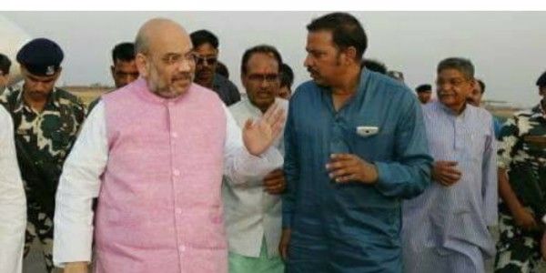 कभी भाजपा नेता रहे धीरज पटेरिया भगवा झंडा और अटल की तस्वीर लेकर निर्दलीय मैदान में हैं.