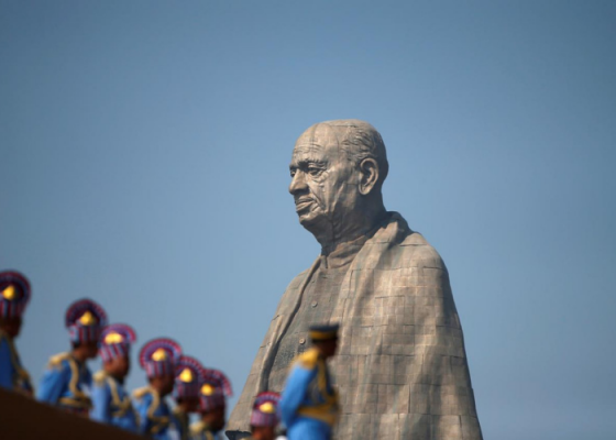 ये मूर्ति सरदार सरोवर बांध के पास नर्मदा नदी के बीच बनी