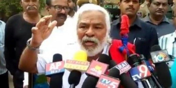 70 वर्ष की उम्र में पहली बार वोट डालने के बाद मीडिया से बात करते हुए गदार