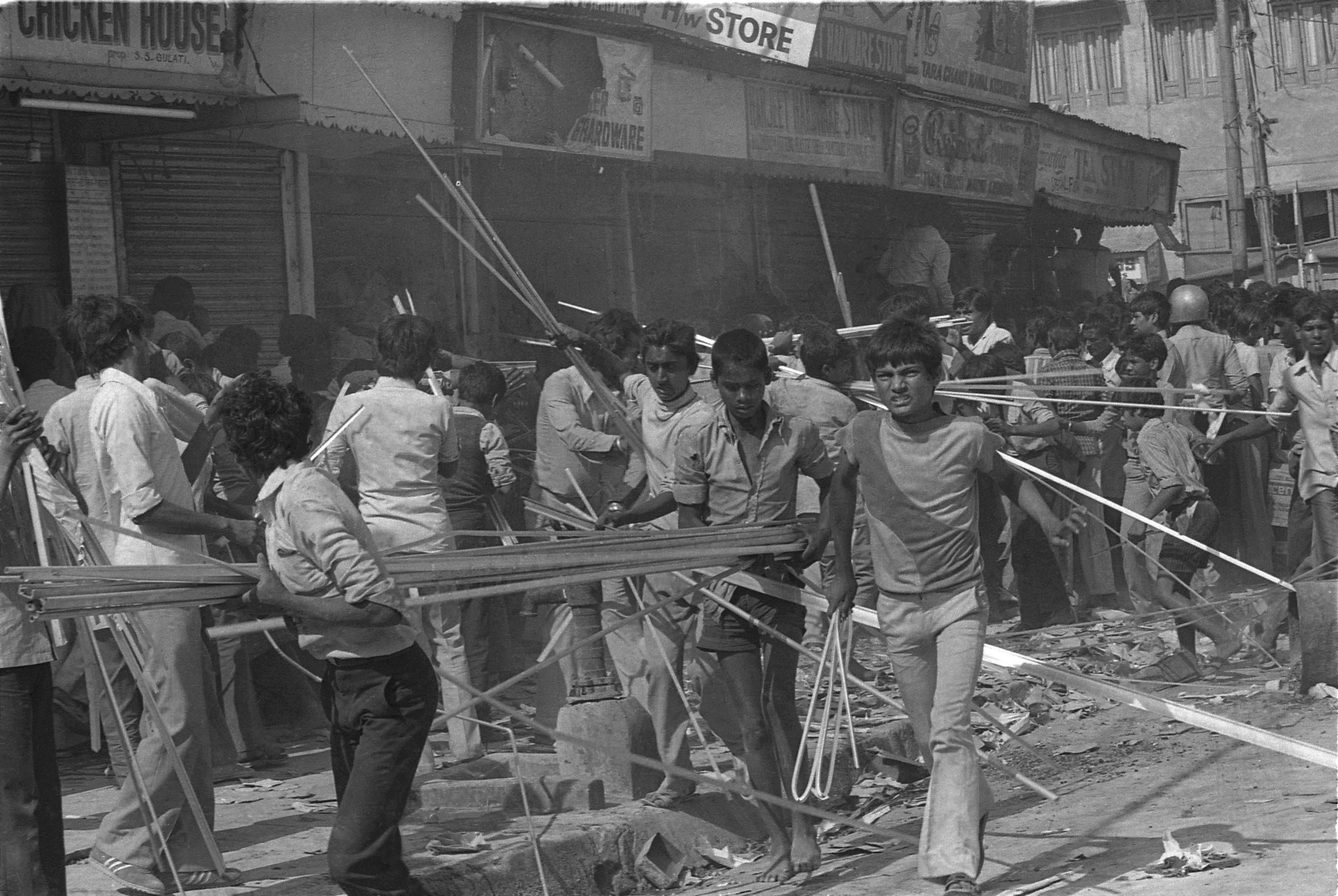 दंगाई मौकापरस्त भी थे. वो दुकानें जलाने के पहले लूट लेते थे. (फोटोःइंडिया टुडे आर्काइव)