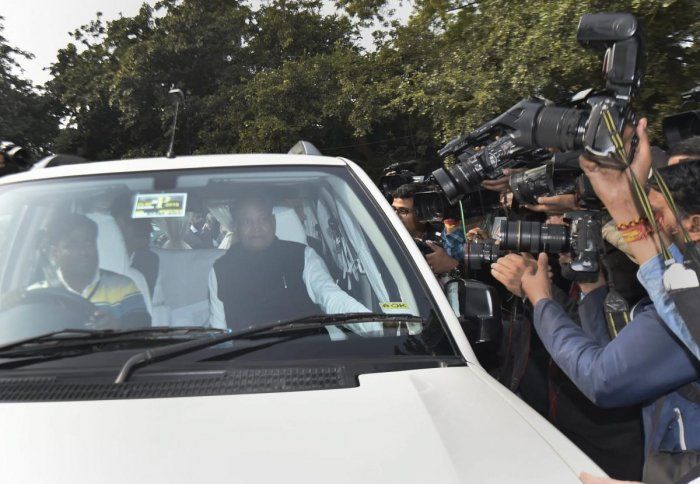राहुल गांधी के आवास पर मीटिंग के लिए पहुंचते अशोक गहलोत 