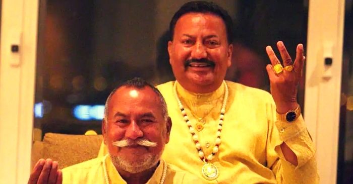अपने भाई और पार्टनर पुरणचंद वडाली के साथ प्यारेलाल वडाली (ऊपर वाले).