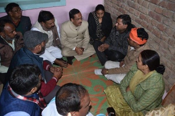 दिनेश शर्मा पीड़ित परिवार से मिलने पहुंचे.