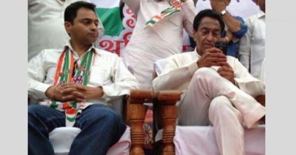 चुनाव प्रचार के दौरान कमलनाथ के साथ उनके बेटे नकुल नाथ.