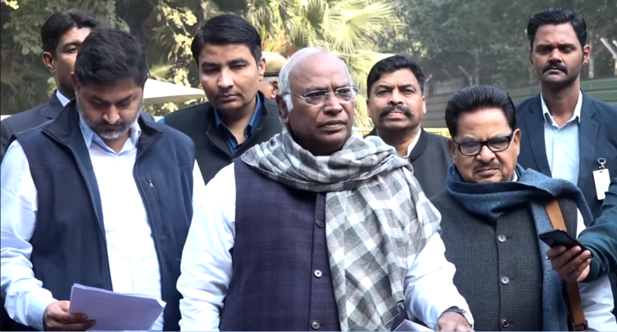 मल्लिकार्जुन खडगे राफेल मामले पर कांग्रेस का पक्ष रखते हुए. 