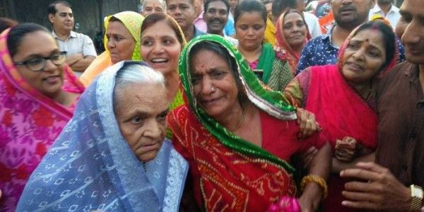ये खुसी के आंसू हैं. पति के वापस आने की खुशी मखानी देवी के चेहरे पर देखी जा सकती है.