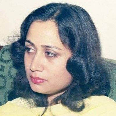 अक्स-ए-ख़ुशबू हूं बिखरने से न रोके कोई /// और बिखर जाऊं तो मुझ को न समेटे कोई 