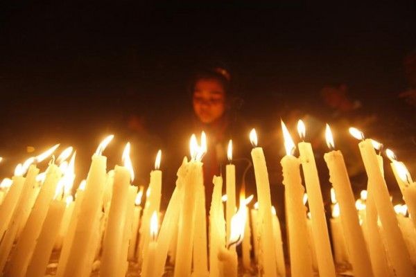 A girl lights candles during a candlelight vigil for a gang rape victim who was assaulted in New Delhi, in Kolkata December 29, 2012. A woman whose gang rape provoked protests and a rare national debate about violence against women in India died from her injuries on Saturday, prompting promises of action from government that has struggled to respond to public outrage. REUTERS/Rupak De Chowdhuri (INDIA - Tags: CIVIL UNREST CRIME LAW)
