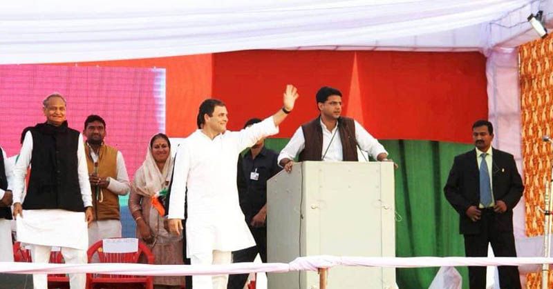अशोक गहलोत, राहुल गांधी और सचिन पायलट एक रैली के दौरान.