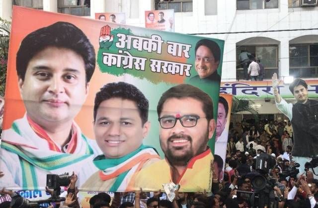 ऐसे पोस्टर लगाकर सिंधिया समर्थकों ने भी उनके लिए माहौल बनाया था. लेकिन राजस्थान की तरह मध्यप्रदेश में डिप्टी सीएम नहीं बनाया गया है.