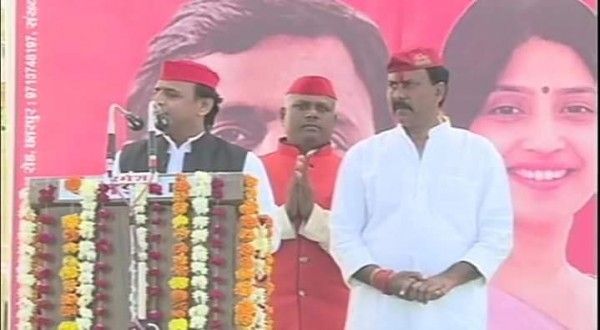 राजेश कुमार चुनाव प्रचार के दौरान.