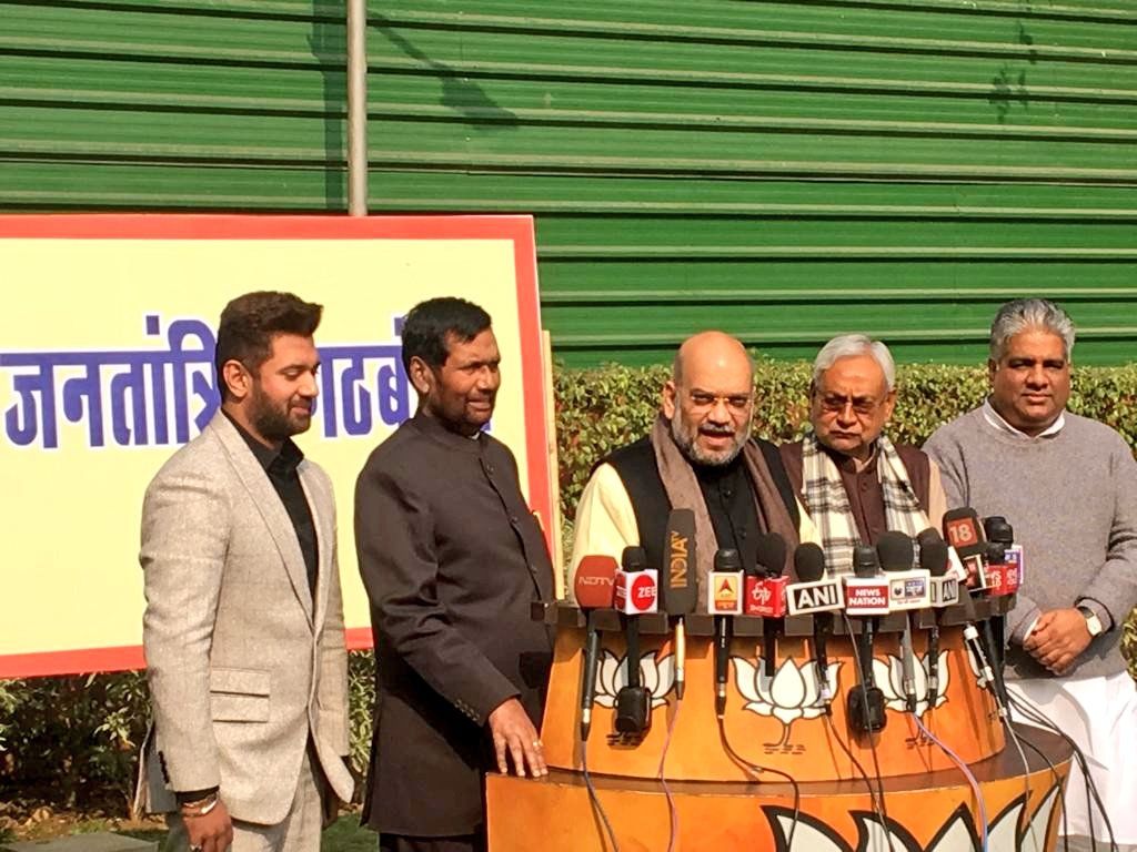 परिवार के साथ परिवारवाद के विरुद्ध